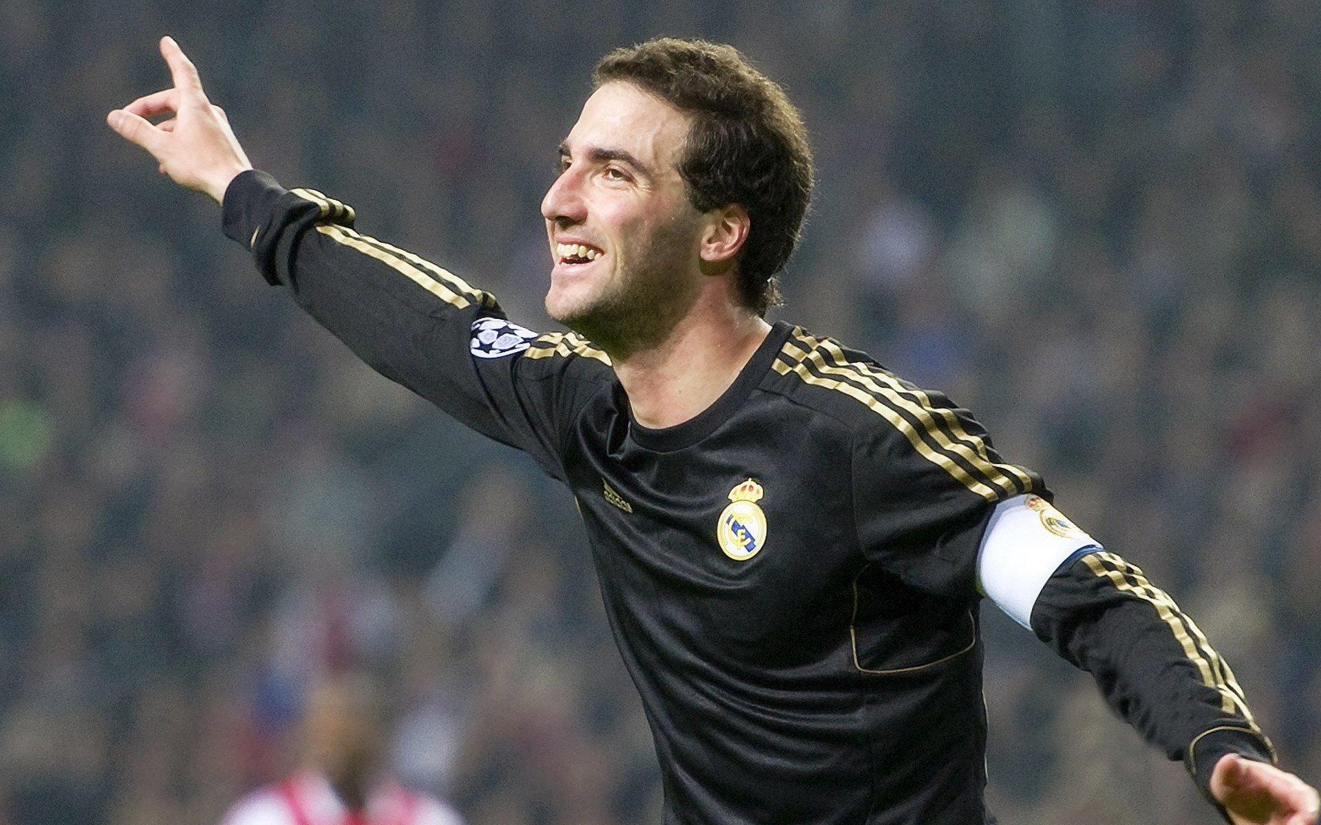 爱游戏中国官方登录入口网站-英超激烈冲刺：每场都精彩绝伦，悬念不断！，英超现场