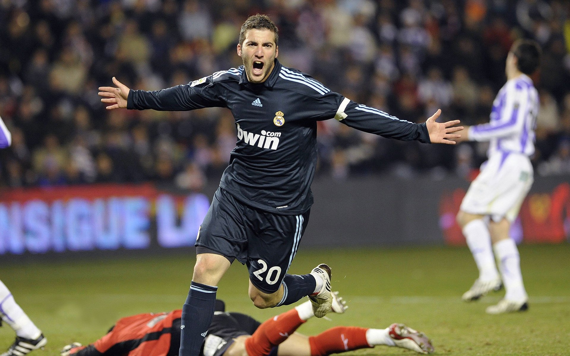 AYX SPORTS-球迷的追星夜:偶像们在欧冠的光彩夺目,球迷明星